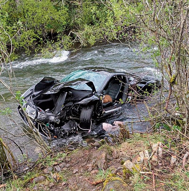 Estado en el que quedó el Ferrari en el que viajaban dos británicos que perdieron la vida tras caer al río Yuso en mayo. | DIPUTACIÓN DE LEÓN
