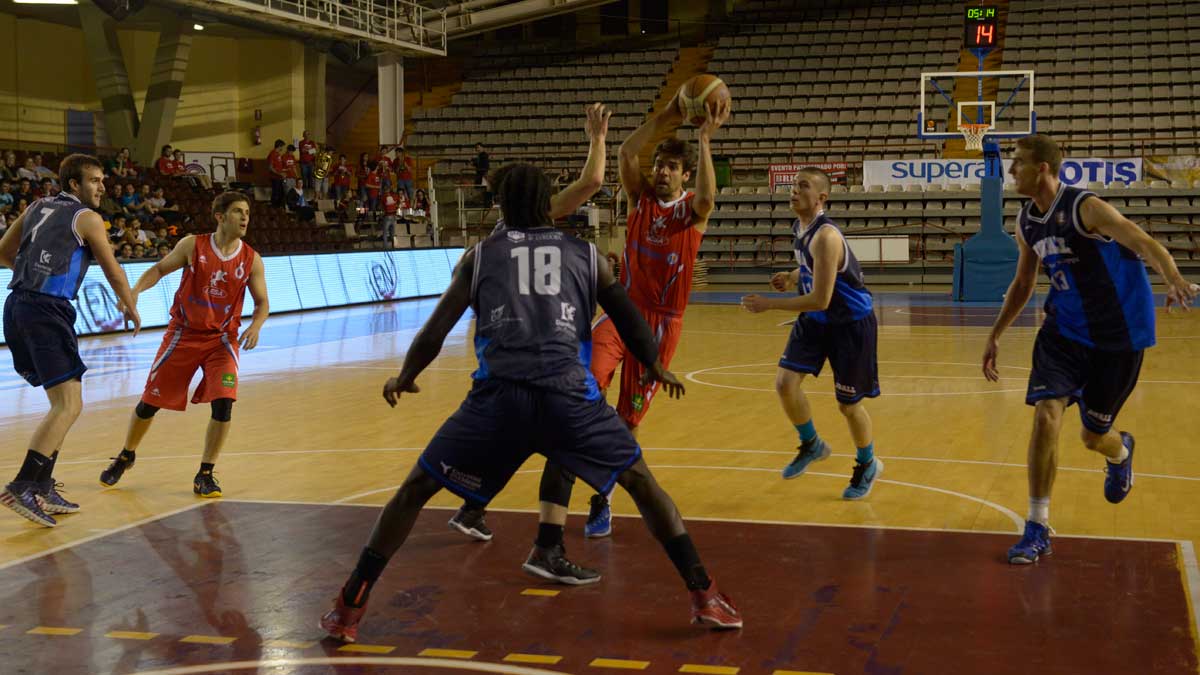 Una acción de uno de los partidos de Agustinos en fase de ascenso. | MAURICIO PEÑA
