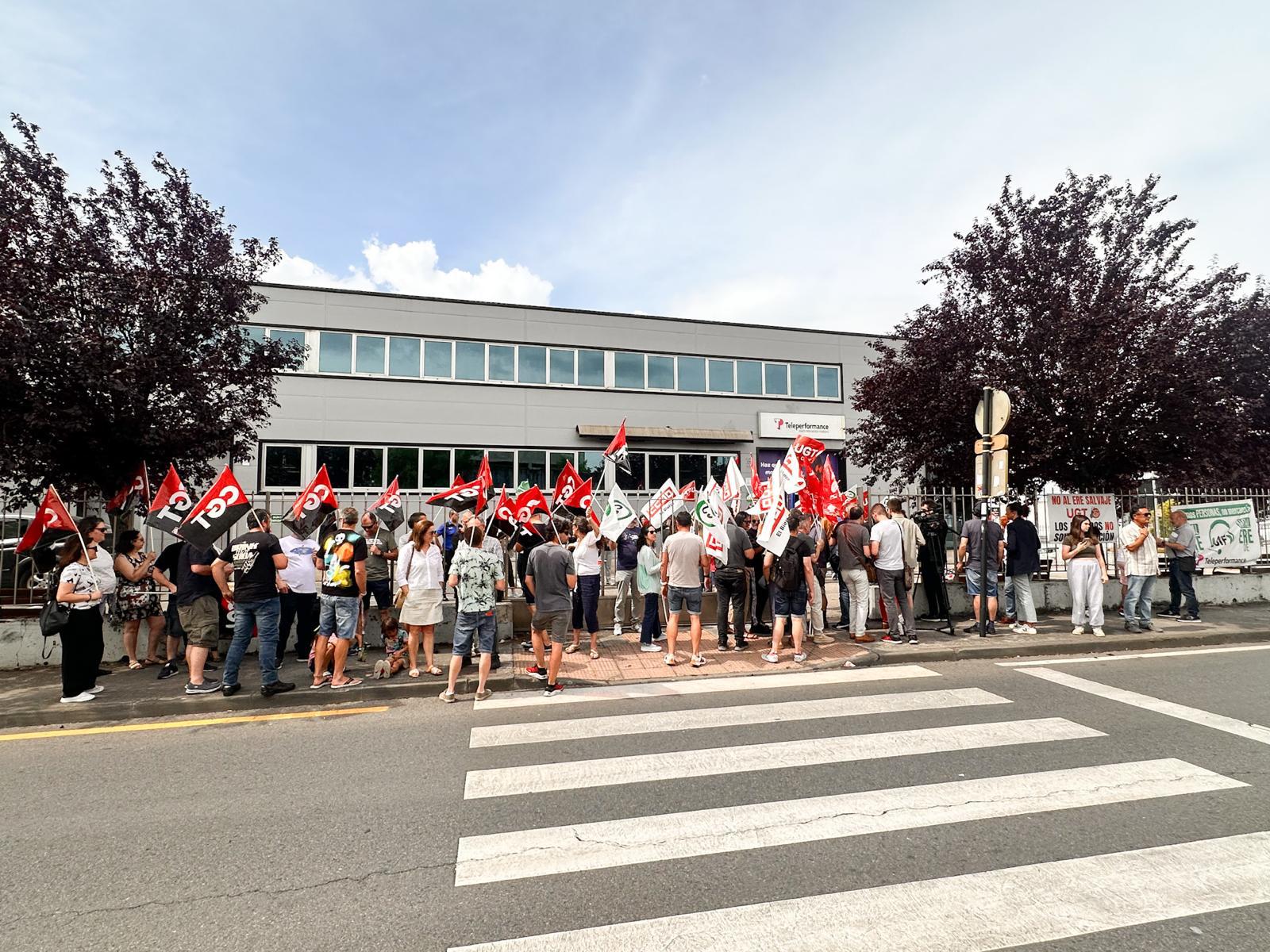 Protesta en la sede de Teleperformance de Ponferrada. | J.F.
