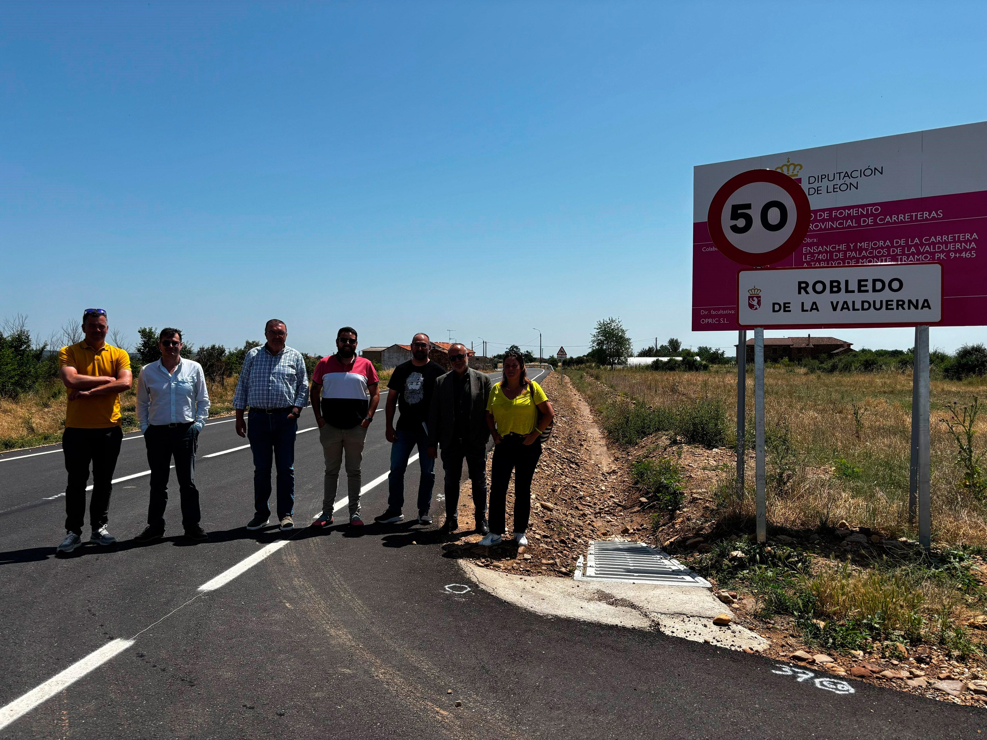 Un instante de la recepción de las obras por parte del vicepresidente de la Diputación de León. | L.N.C.