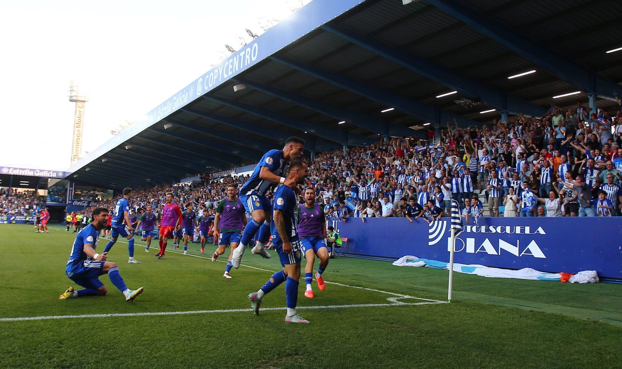 Cortés celebrando uno de los dos goles en la remontada de la Deportiva ante el Antequera. PONFERRADINA