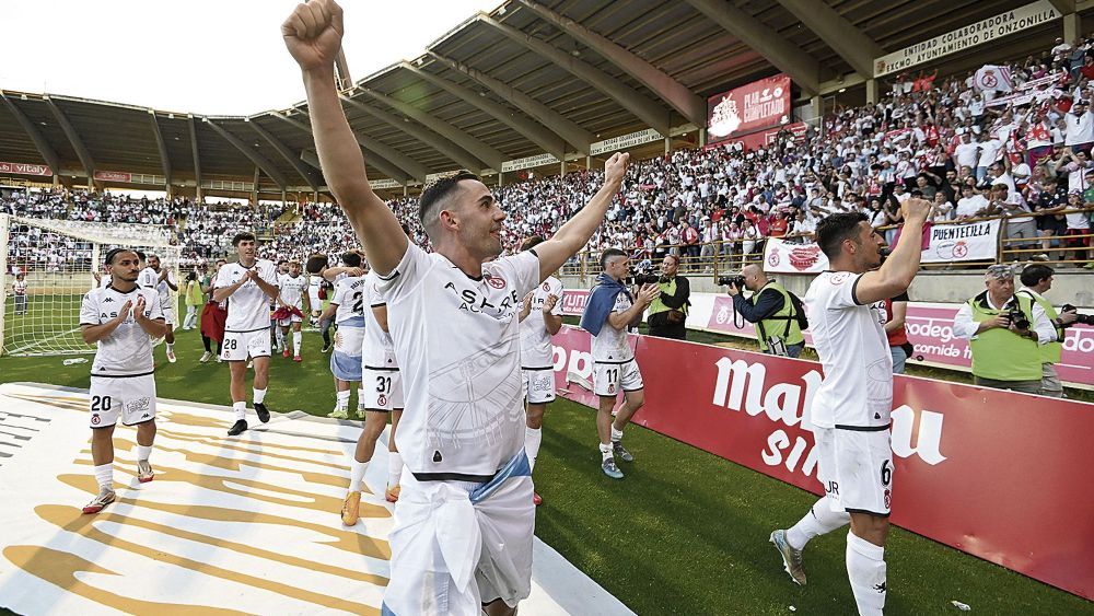 Momento de la vuelta al Reino de León tras conseguir el ascenso a Segunda División. SAÚL ARÉN