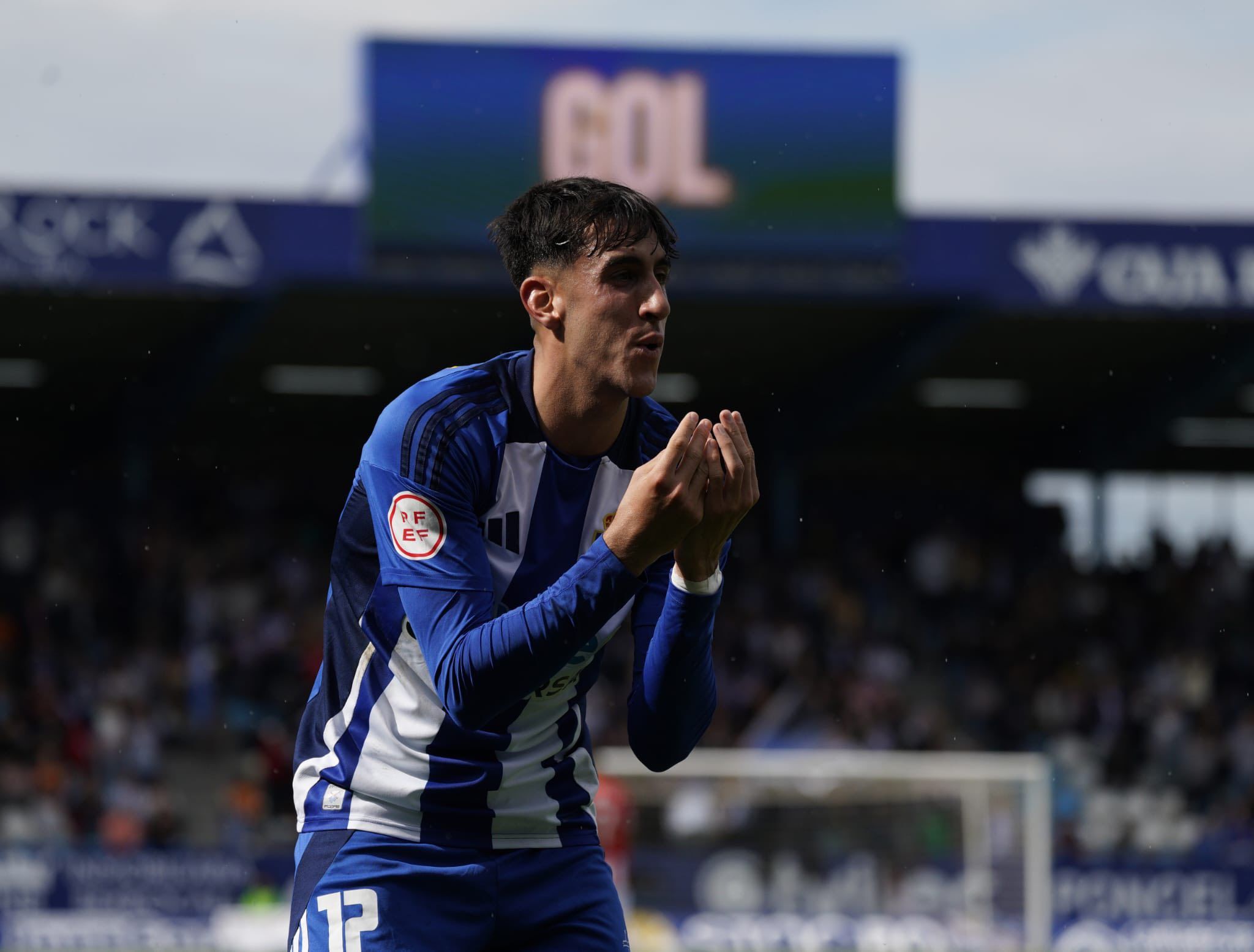 Pau Ferrer celebra uno de sus goles en El Toralín. | SDP