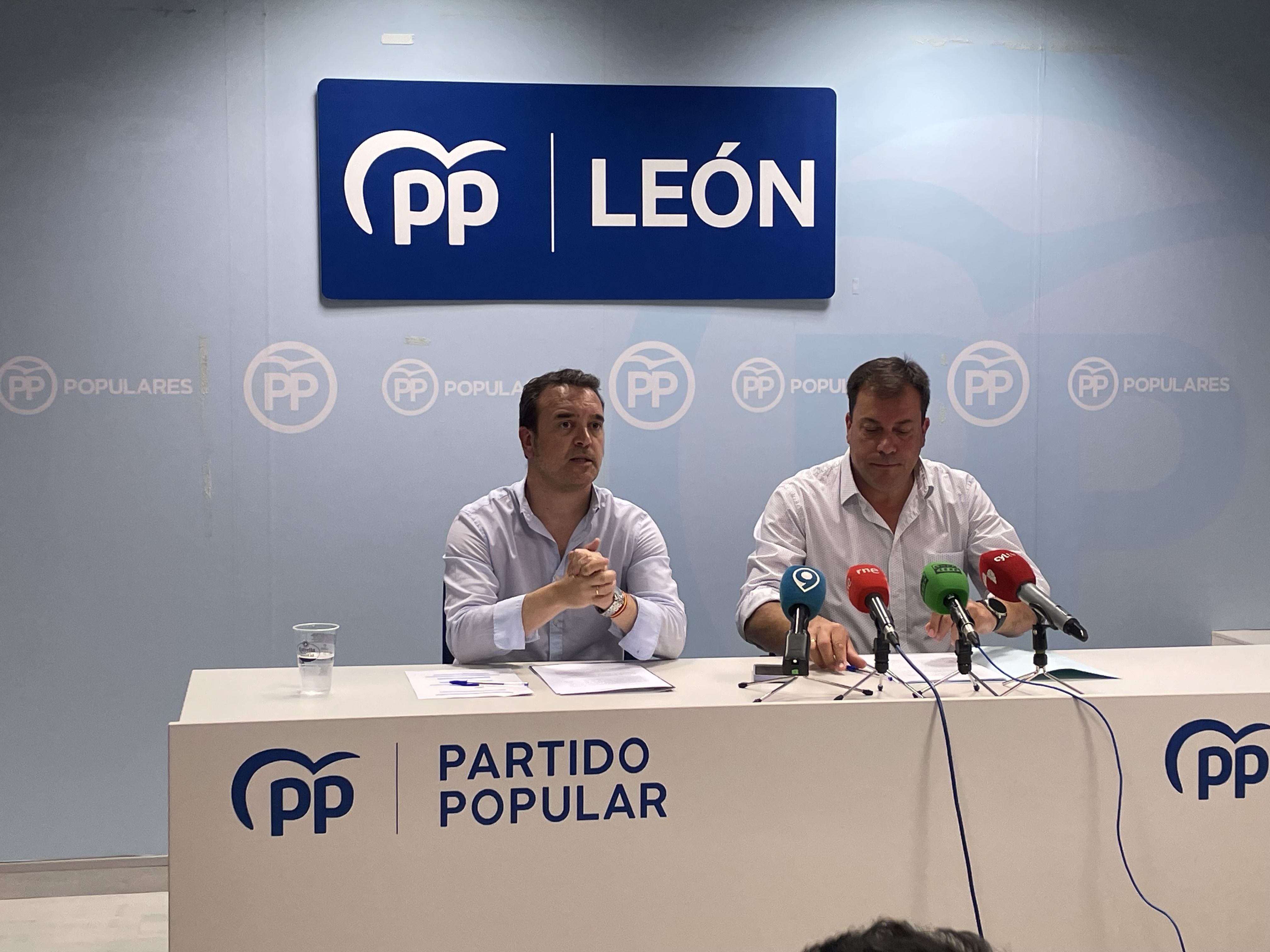 Ricardo Gavilanes y Antonio Mendoza han hecho balance del curso escolar. | L.N.C.