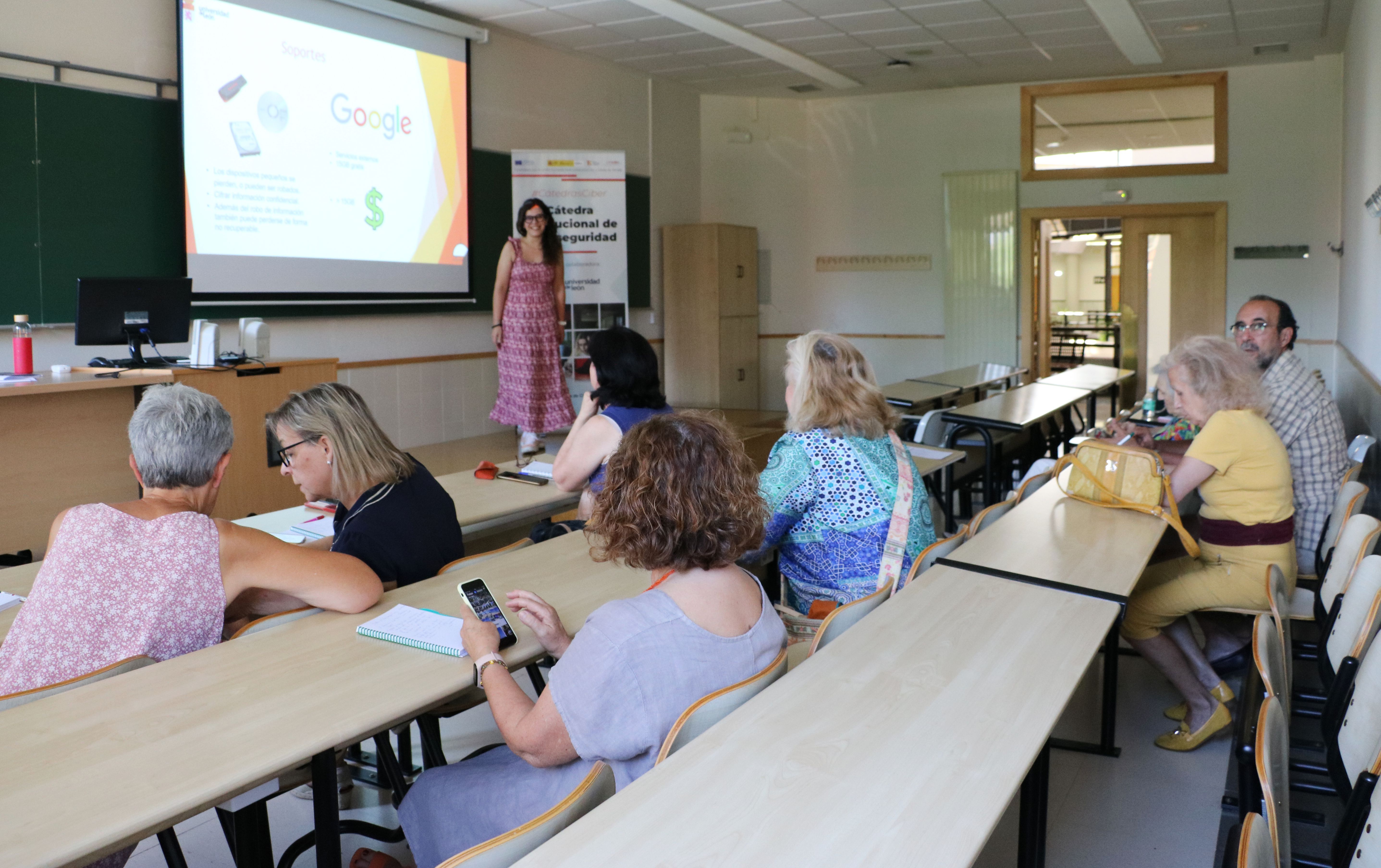 Uno de los cursos de ciberseguridad para mayores en la Universidad de León. | L.N.C.