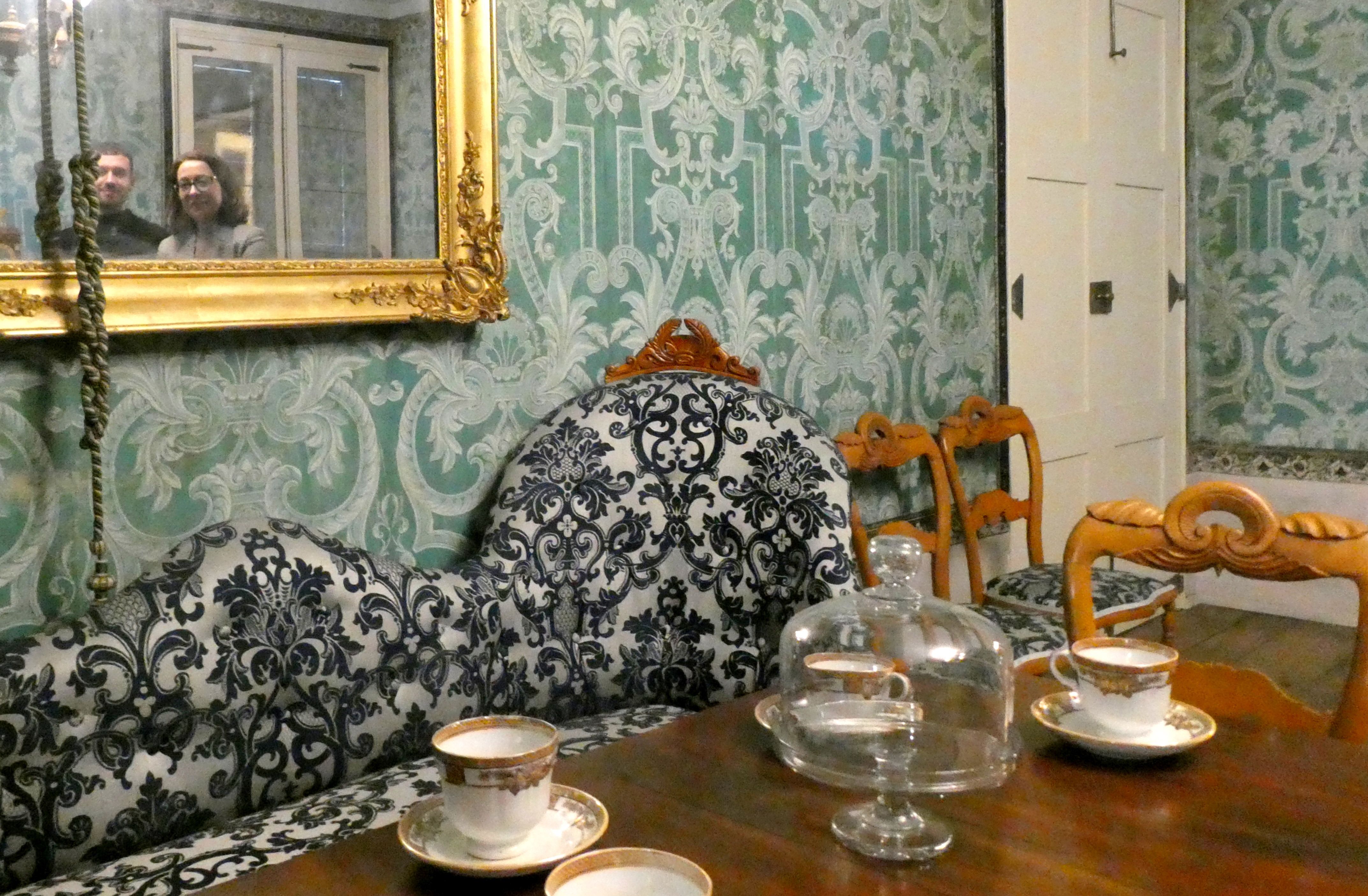 Los papeles pintados, la sillería de confidente o la loza fina. En el espejo, Patricia y Álvaro, directora y guía de la Casa/Museo. | GREGORIO F. CASTAÑÓN