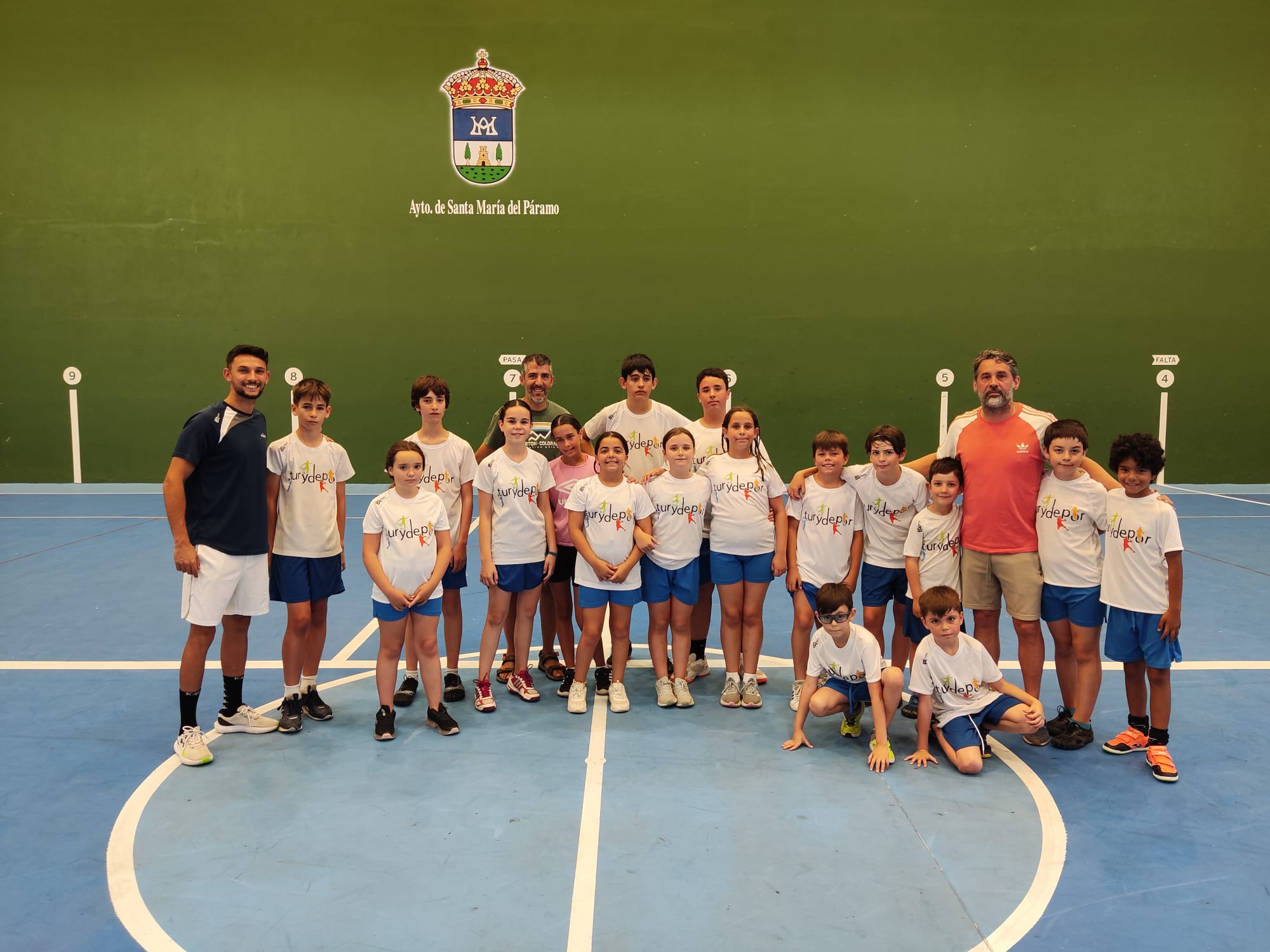 Los niños y niñas que disfrutan del III Campus Paramés de balonmano en una foto de familia junto al exjugador del Ademar, Juanín García, | A.R. Los niños y niñas que disfrutan del III Campus Paramés de balonmano en una foto de familia junto al exjugador del Ademar, Juanín García, | A.R.