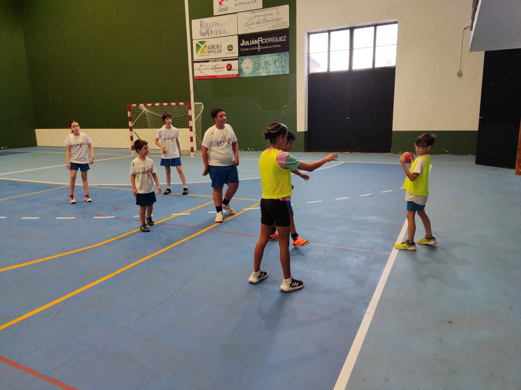 Un instante de uno de los partidos que realizaron ayer en el campus. | A.R.