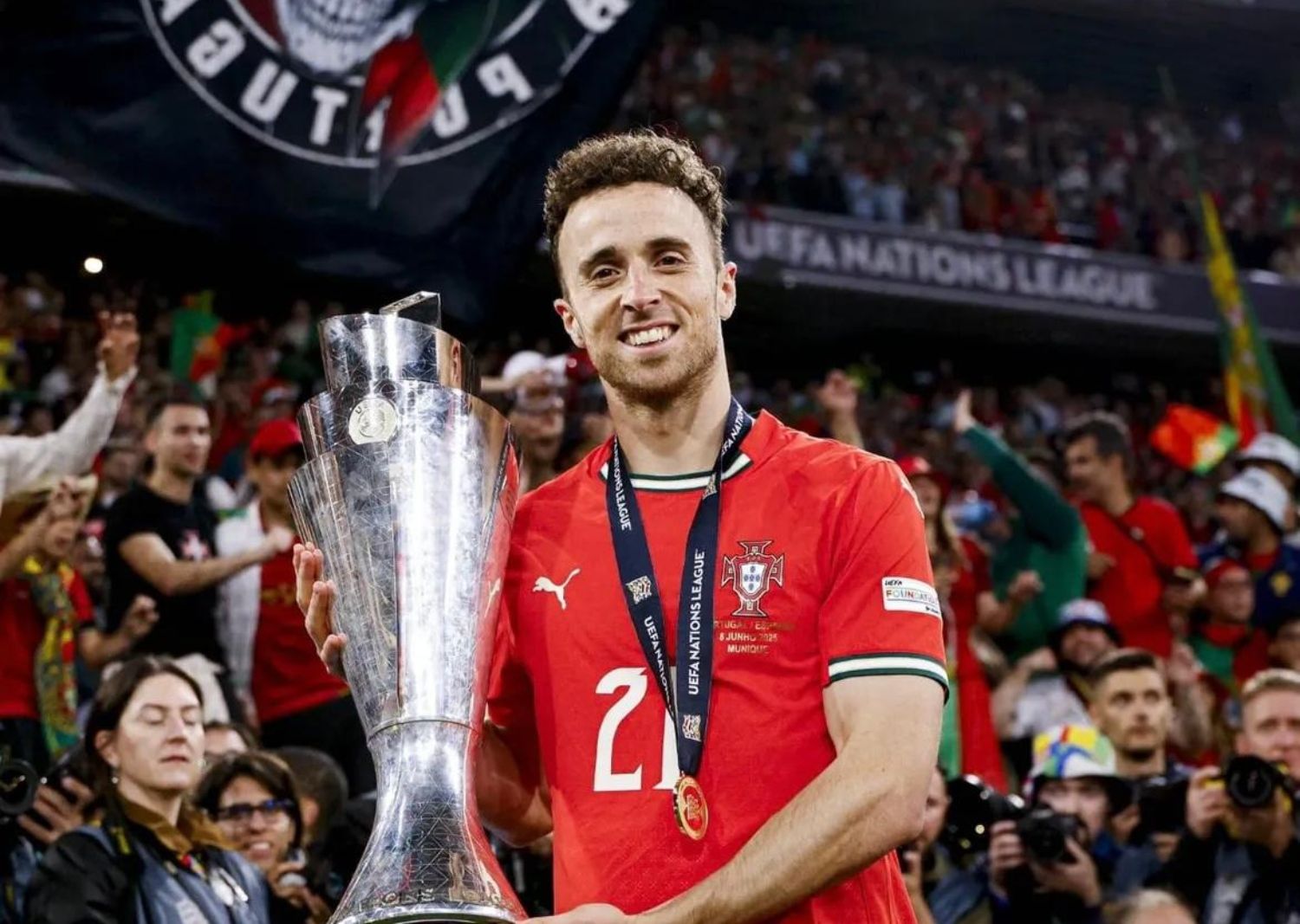 Diogo Jota posa junto al trofeo de la UEFA Nations League que conquistó con la selección portuguesa en junio | Instagram Diogo Jota