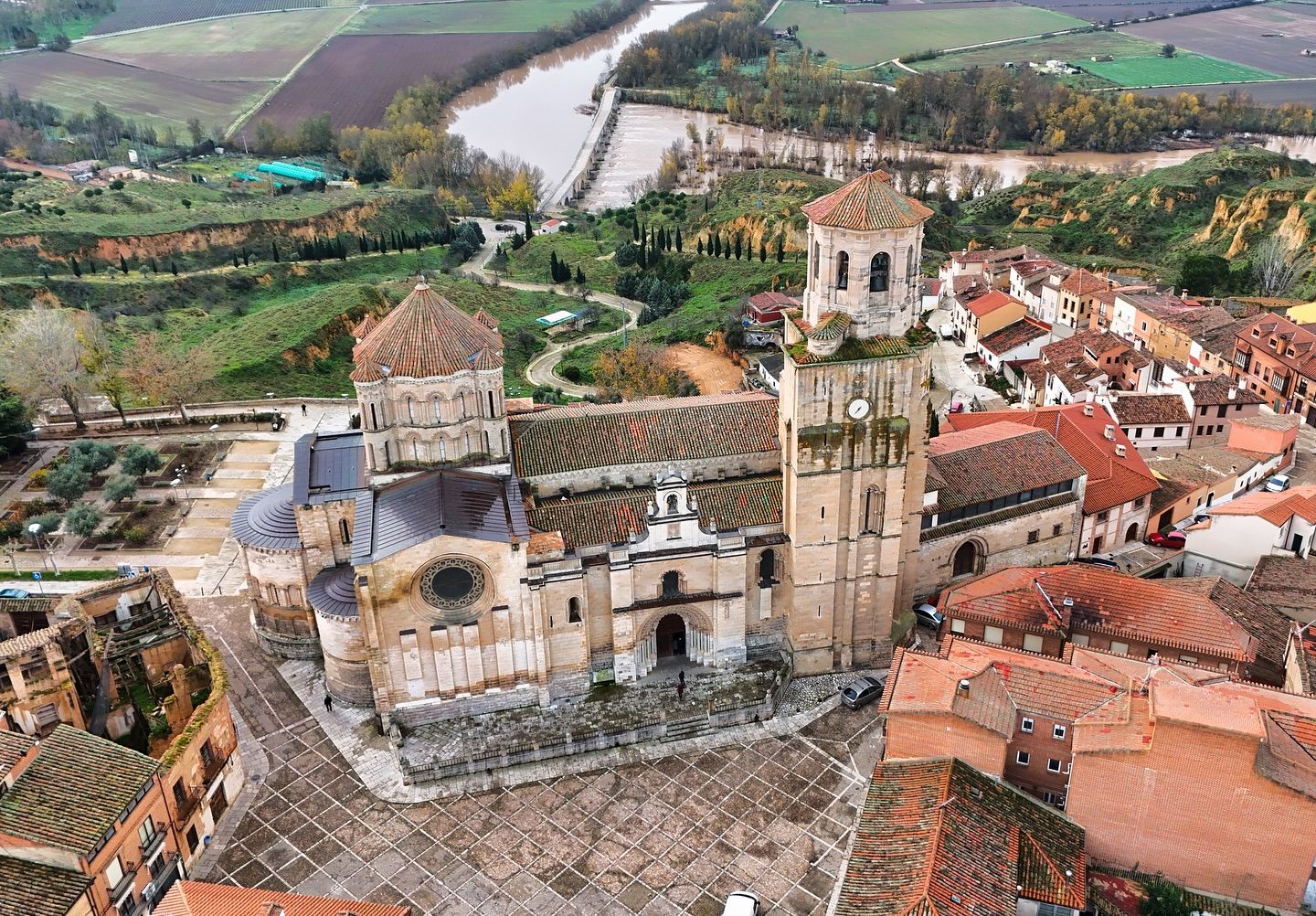 La Colegiata de Santa María la Mayor y de fondo, el Puente de Piedra que salva las aguas del río Duero. | RUTA DEL VINO DE TORO