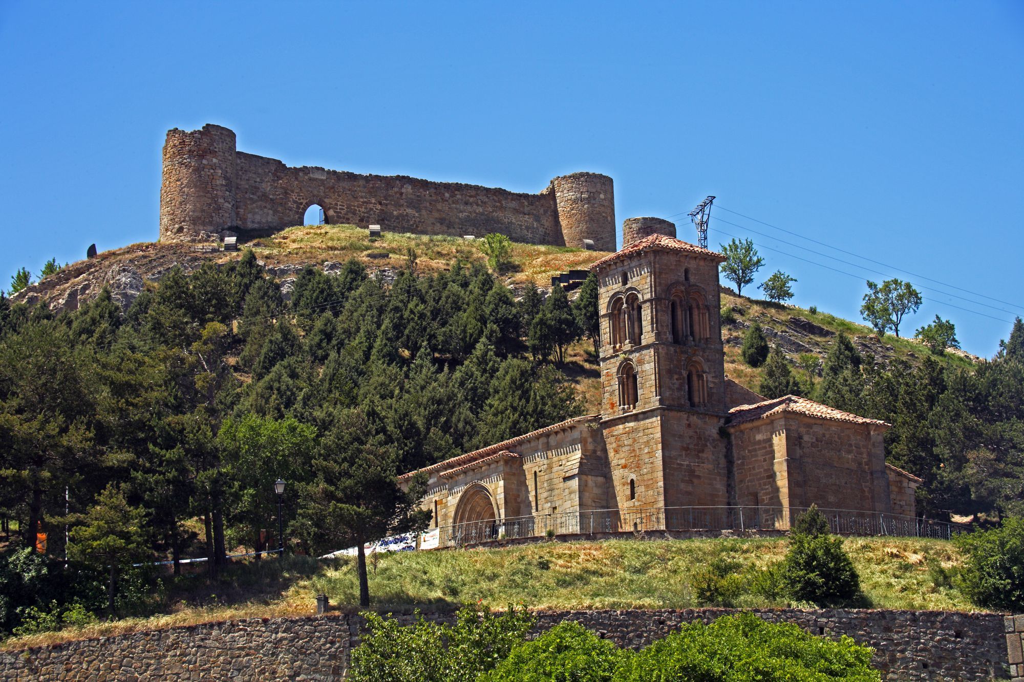 Espectacular imagen de la ermita de Santa Cecilia con es Castillo de Aguilar de Campoo al fondo. | TURISMO CyL