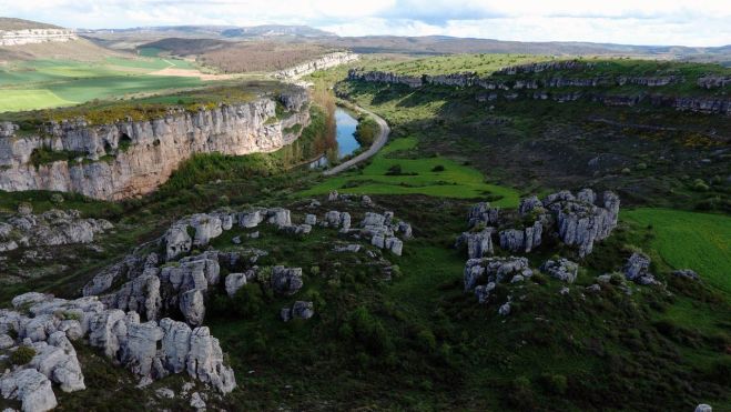Fotografía panorámica del Geoparque las Loras, un paisaje de contrastes. TURISMO CyL Fotografía panorámica del Geoparque las Loras, un paisaje de contrastes. TURISMO CyL