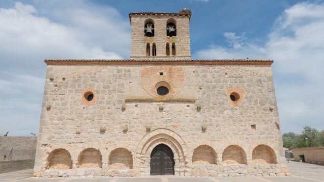 Exterior de la iglesia de San Miguel Arcángel.