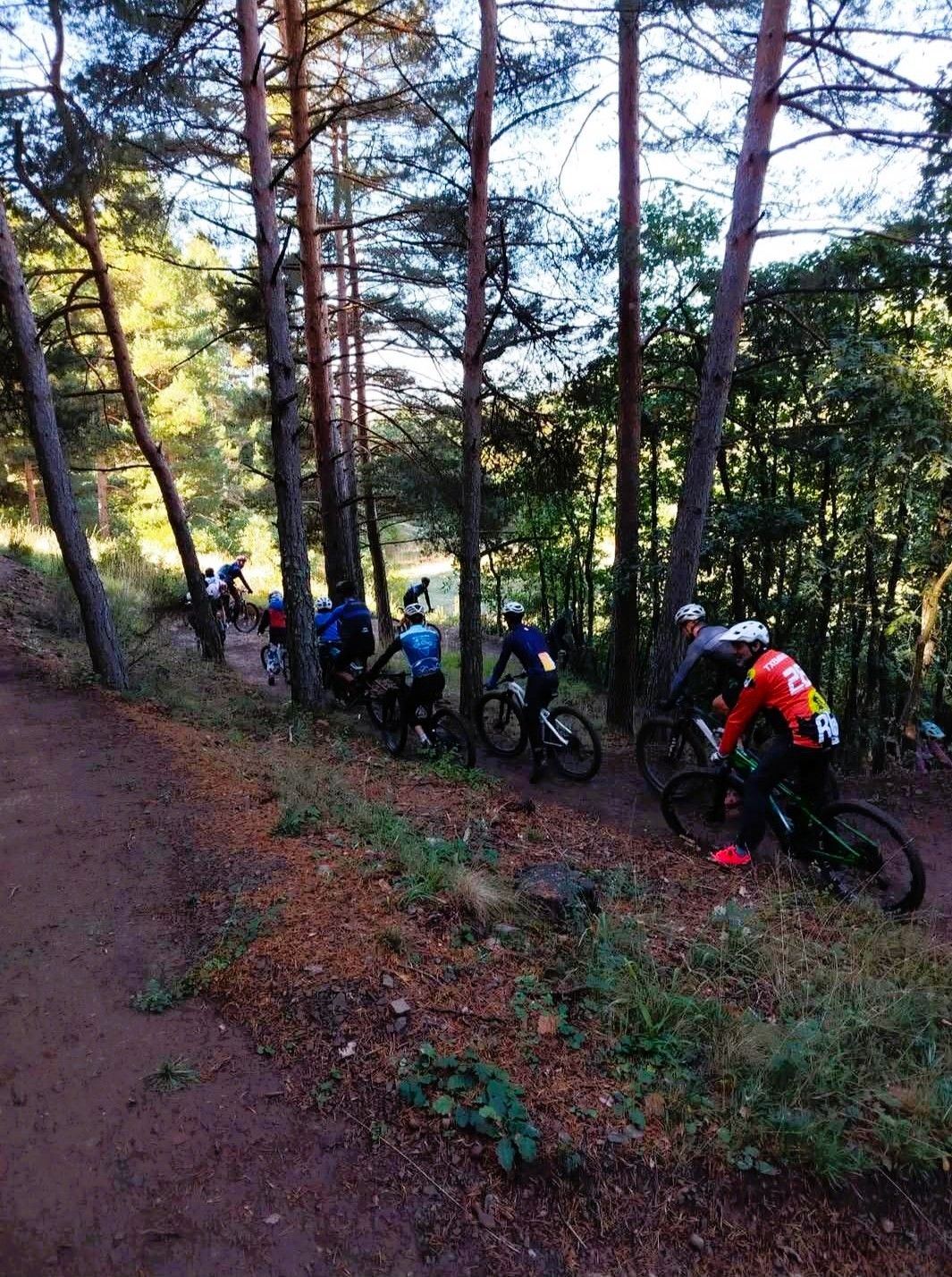 Aficionados en la pista de iniciación en Valdecastro. | AYTO. GUARDO