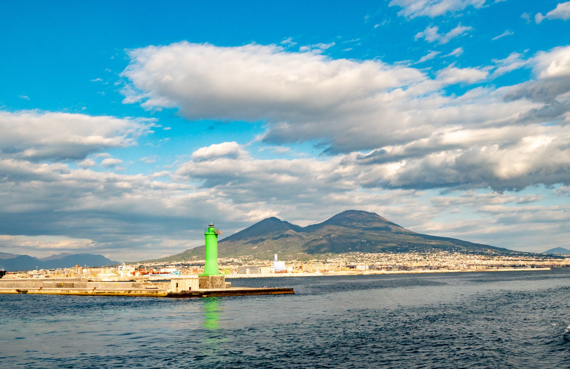 El Vesubio desde el puerto de Nápoles. | VICENTE GARCÍA