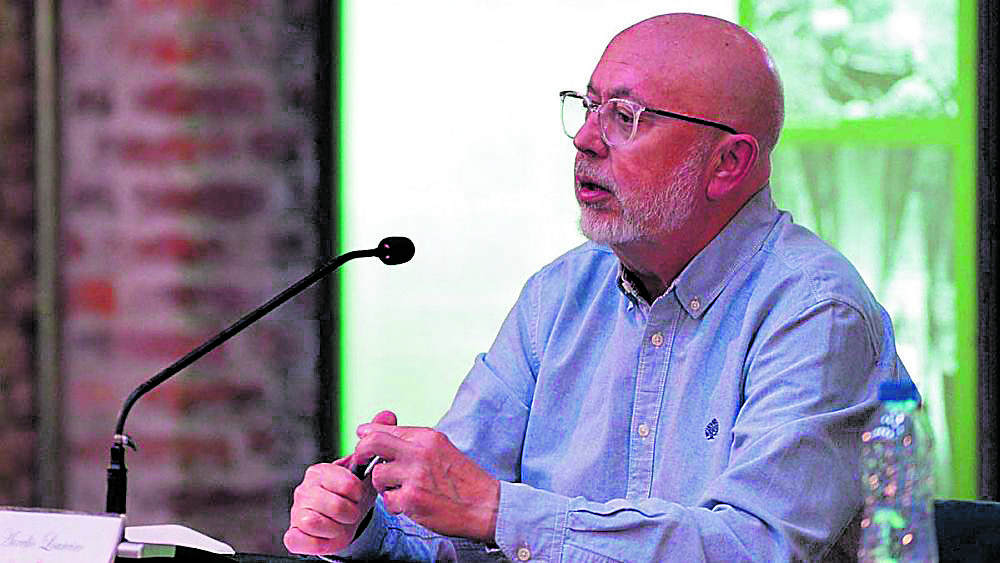 Aurelio Loureiro presenta su última obra a sus paisanos del Valle de Sabero, este viernes en el MSM. | CARLOS GARCÍA 'KUBAKLA'