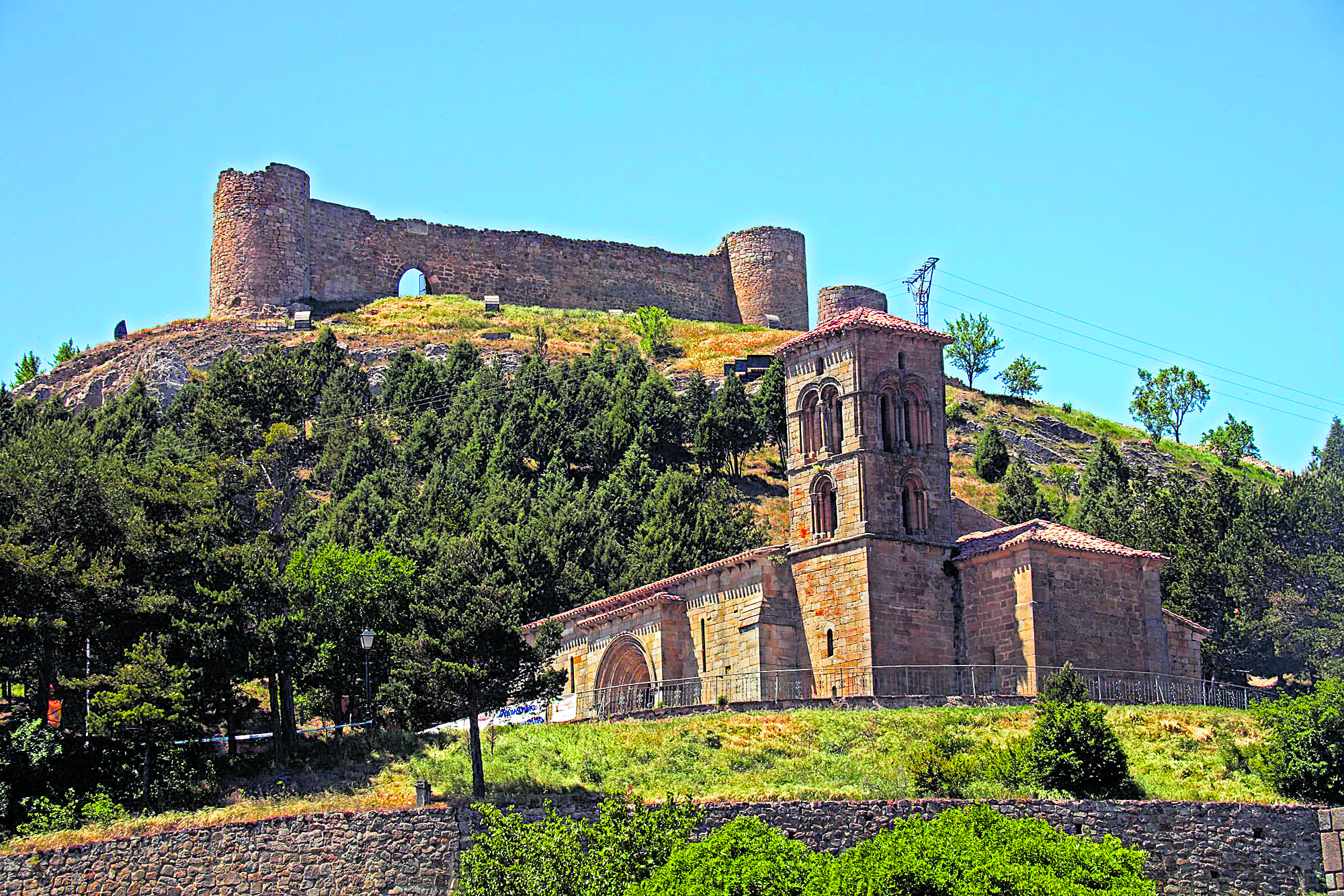 Espectacular imagen de la ermita de Santa Cecilia con es Castillo de Aguilar de Campoo al fondo. | TURISMO CyL