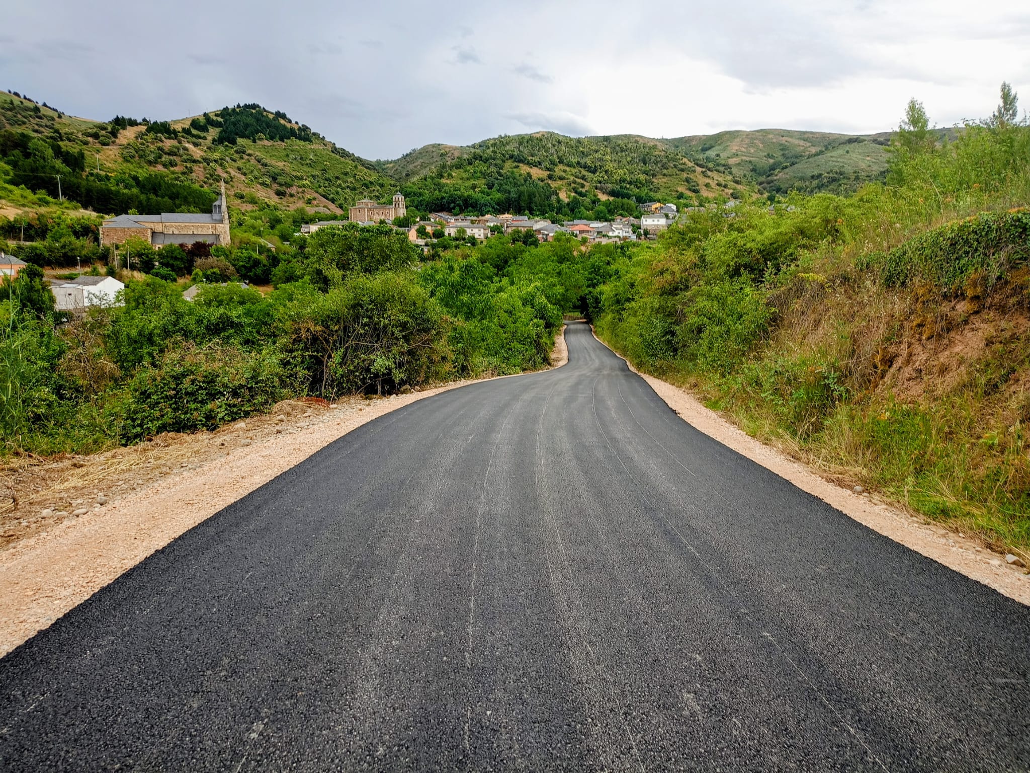 Entrada a Villar de los Barrios por el camino.