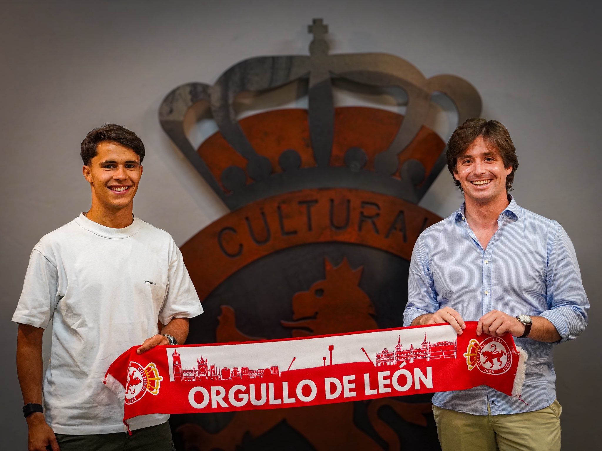 Juan Larios junto a Manzanera durante la firma del contrato del nuevo jugador de la Cultural. CYDL