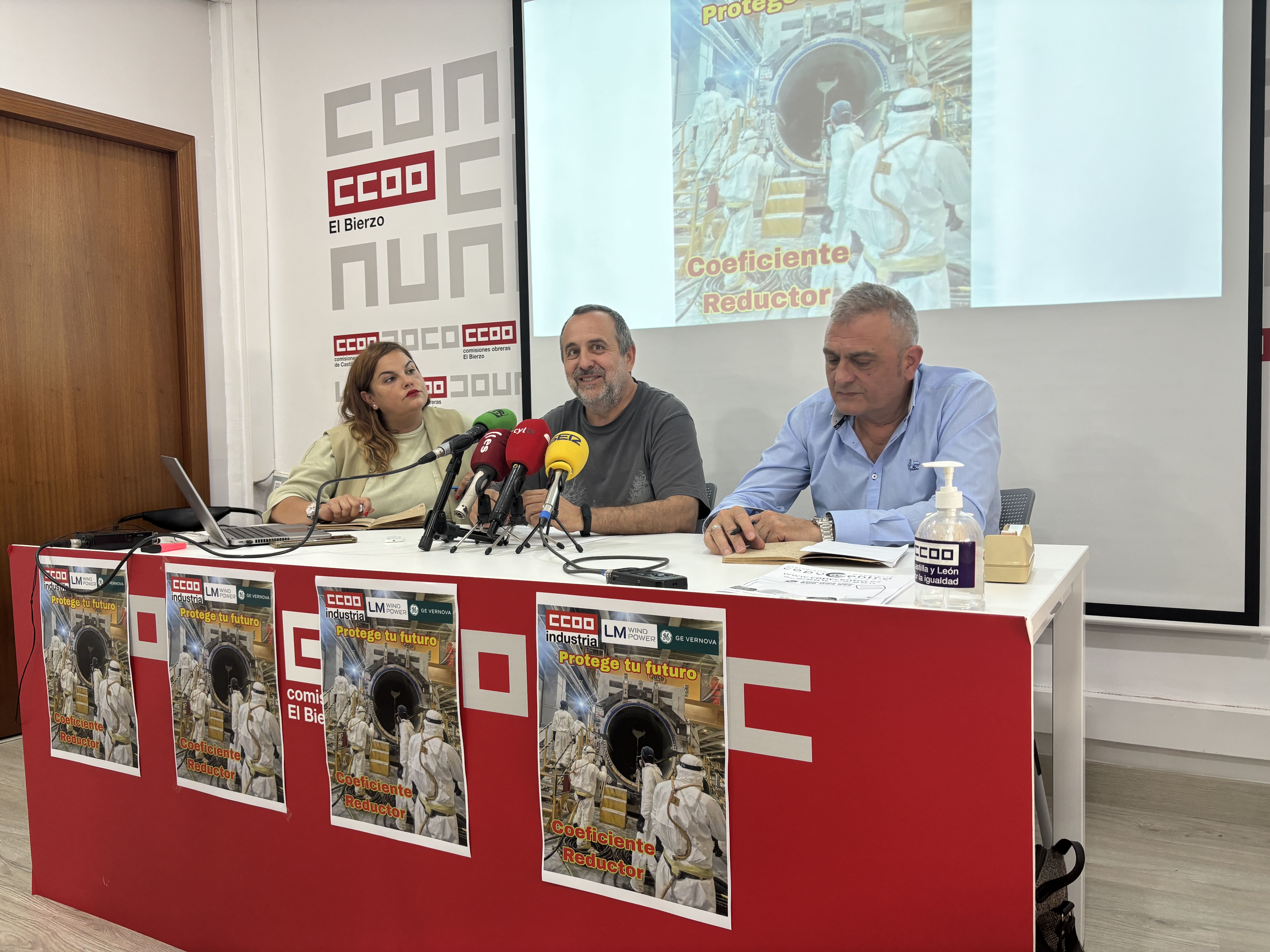 Rueda de prensa de CCOO en su sede de Ponferrada. | JAVIER FERNÁNDEZ