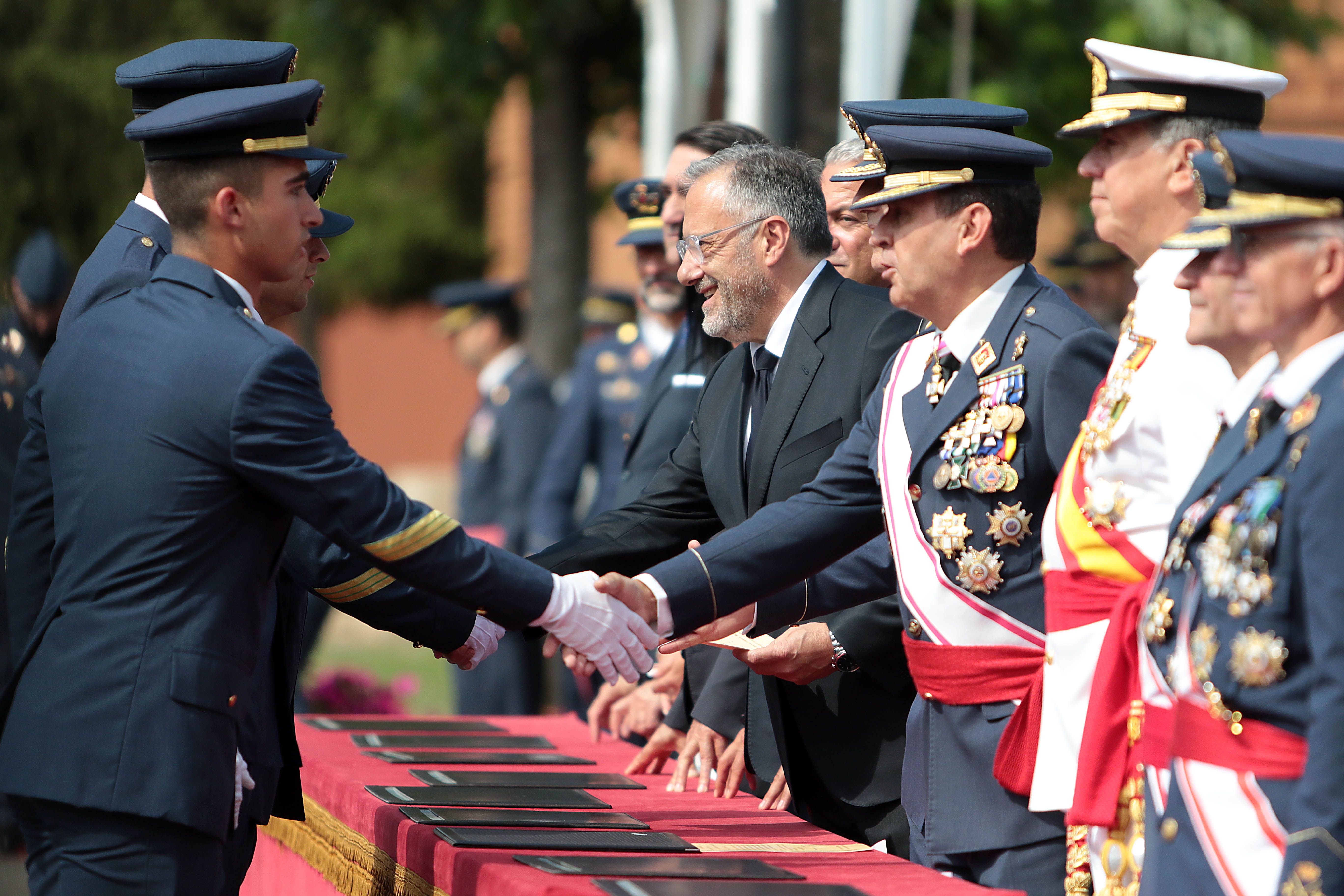 El jefe de Estado Mayor del Ejército del Aire y del Espacio, Francisco Braco Carbó, preside el acto de entrega. |PEIO GARCÍA/ICAL