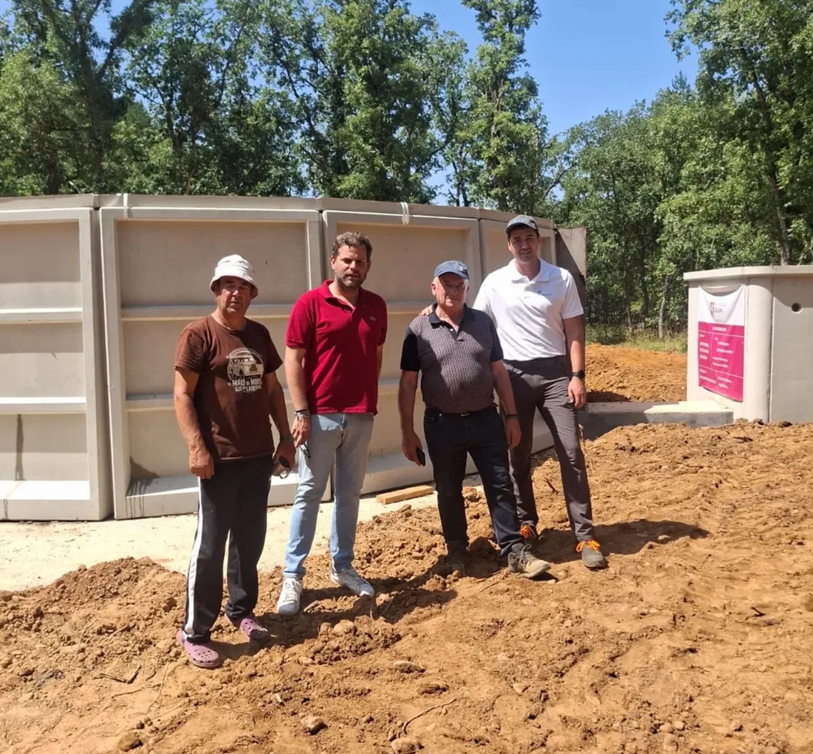 Visita a las obras de responsables de la Junta Vecinal de Villaverde de Arcayos y del Ayuntamiento de Almanza. | L.N.C.