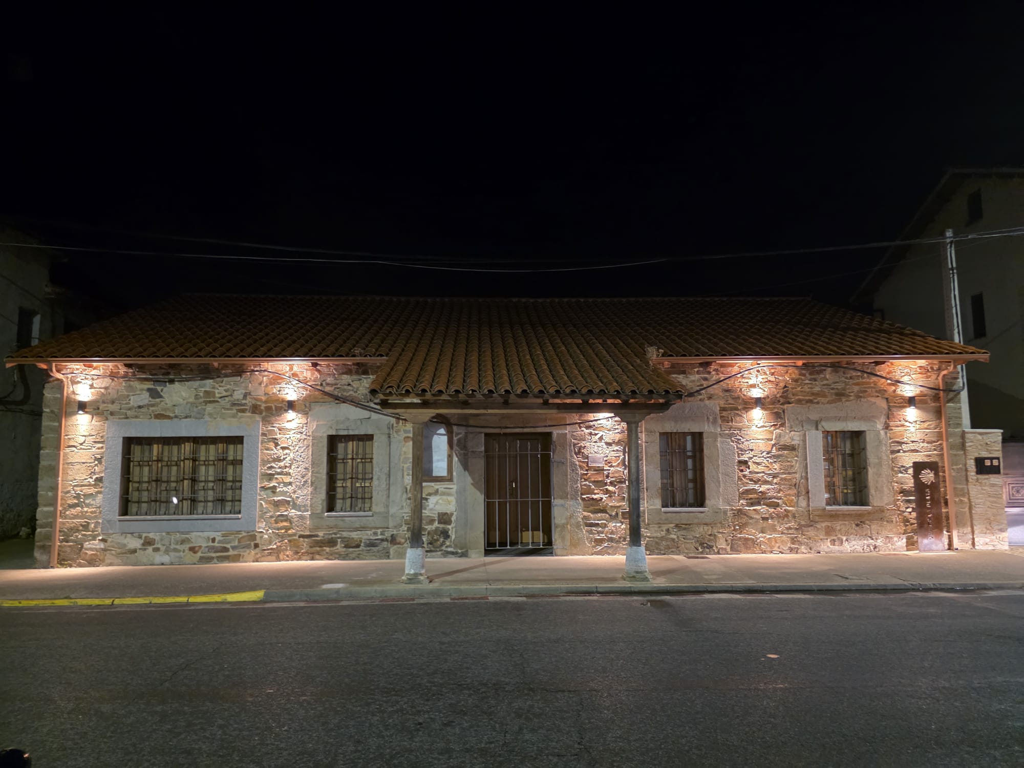 Nueva iluminación que presenta la Casa del Capataz de La Bañeza, futura sede del Museo de la Moto. | L.N.C. Nueva iluminación que presenta la Casa del Capataz de La Bañeza, futura sede del Museo de la Moto. | L.N.C.
