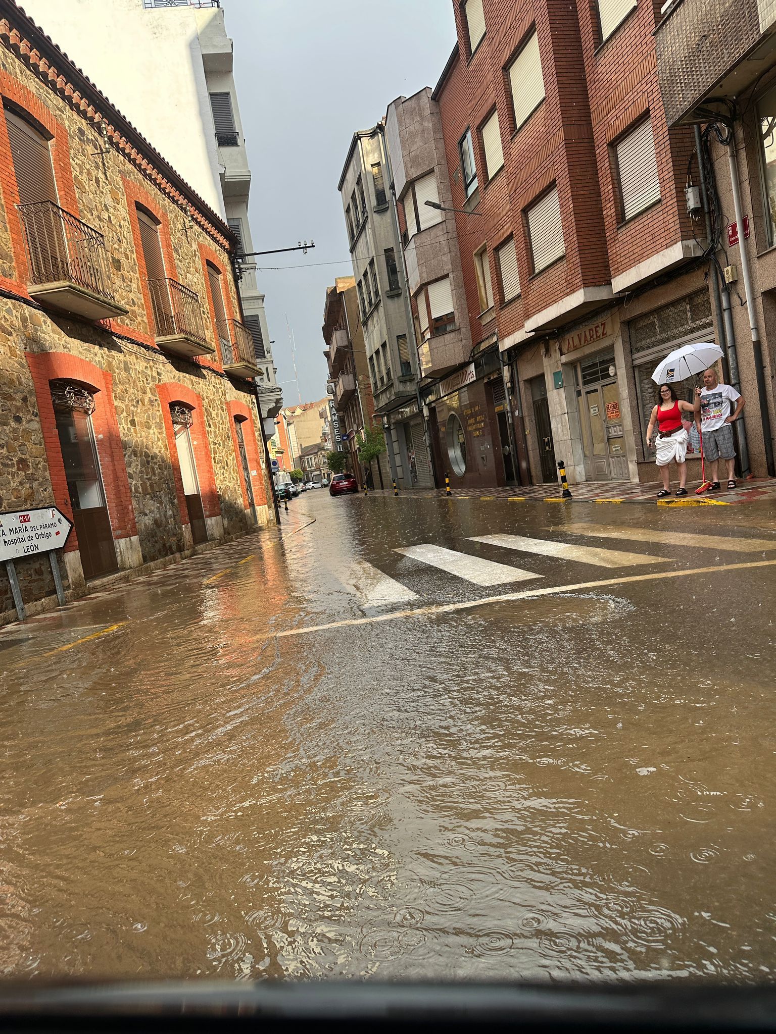 Una tromba de de agua deja varias zonas de La Bañeza inundadas. | L.N.C.