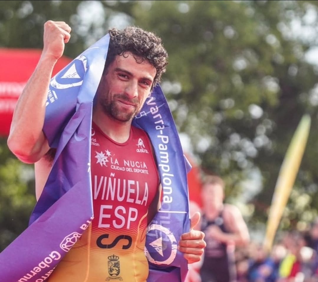 Kevin Viñuela el pasado mes de mayo revalidando su título en el Campeonato de Europa de Aquatlón en Navarra. L.N.C.
