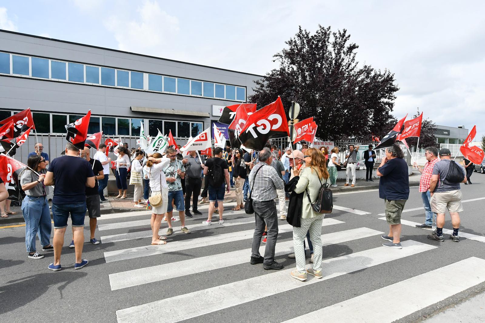Una de las protestas frente al centro de Teleperformance en Ponferrada. | JAVIER FERNÁNDEZ