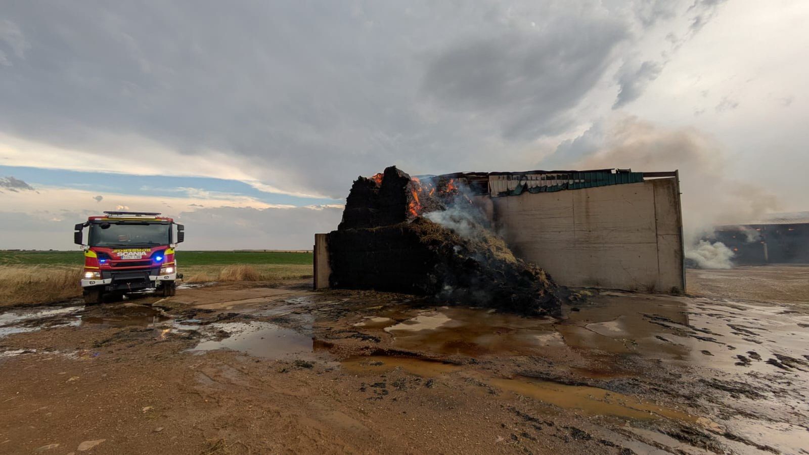 Bomberos del Sepies sofocan un incendio en una nave de Sahelices de Payuelo. | L.N.C. Bomberos del Sepies sofocan un incendio en una nave de Sahelices de Payuelo. | L.N.C.