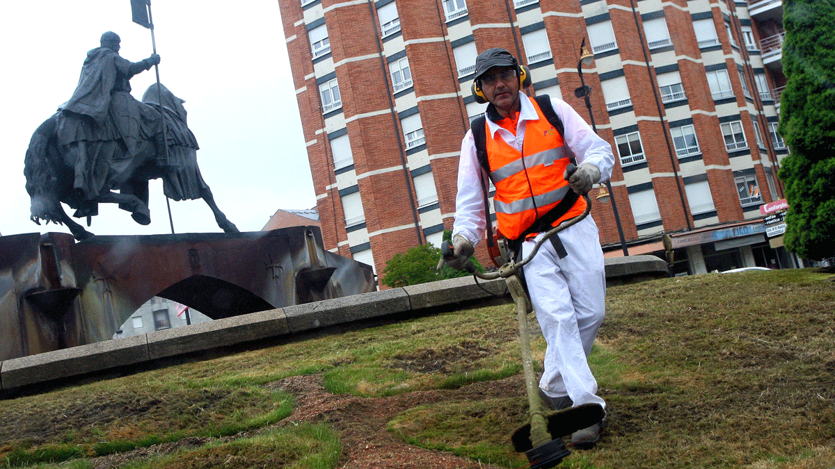 Un operario de la plantilla de arreglo de Jardines de FCC, en la glorieta del templario de Ponferrada.| CÉSAR SÁNCHEZ (ICAL)