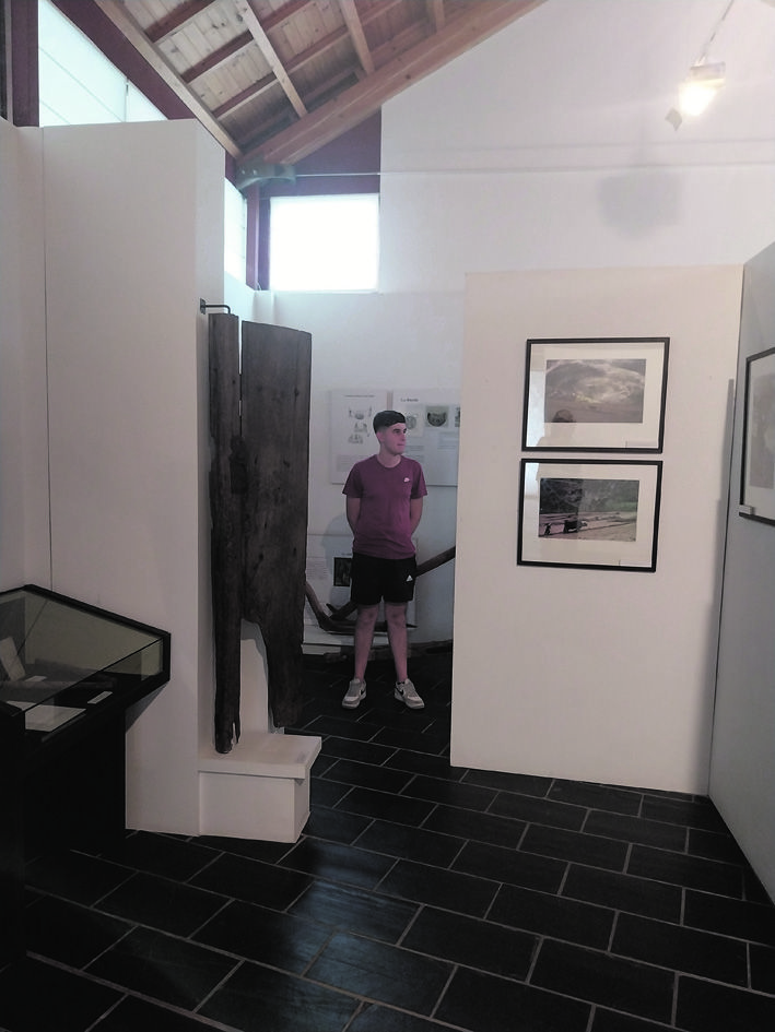 El carro y el telar son algunos de los elementos que se pueden volver a visitar en el Museo de Cabrera en Encinedo. |F.FERNÁNDEZ