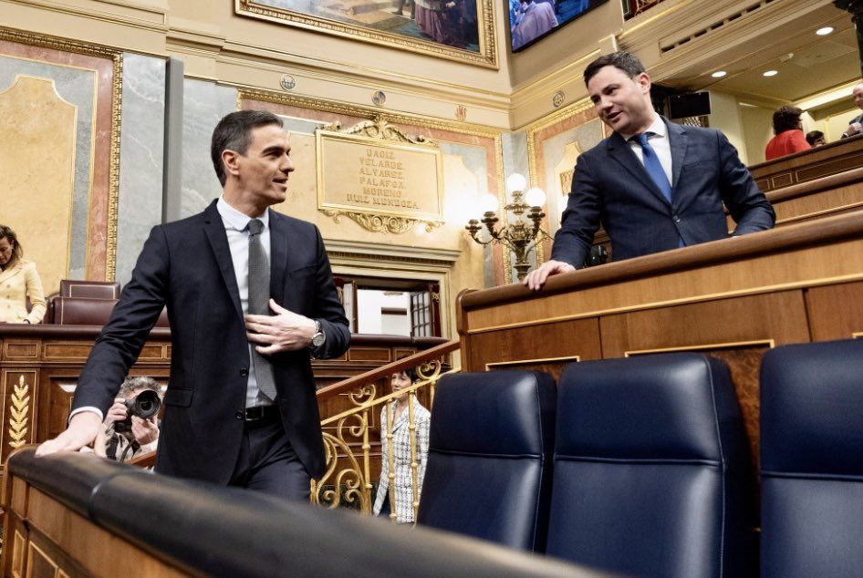 Javier Alfonso Cendón conversando con Pedro Sánchez en el Congreso de los Diputados. | L.N.C.