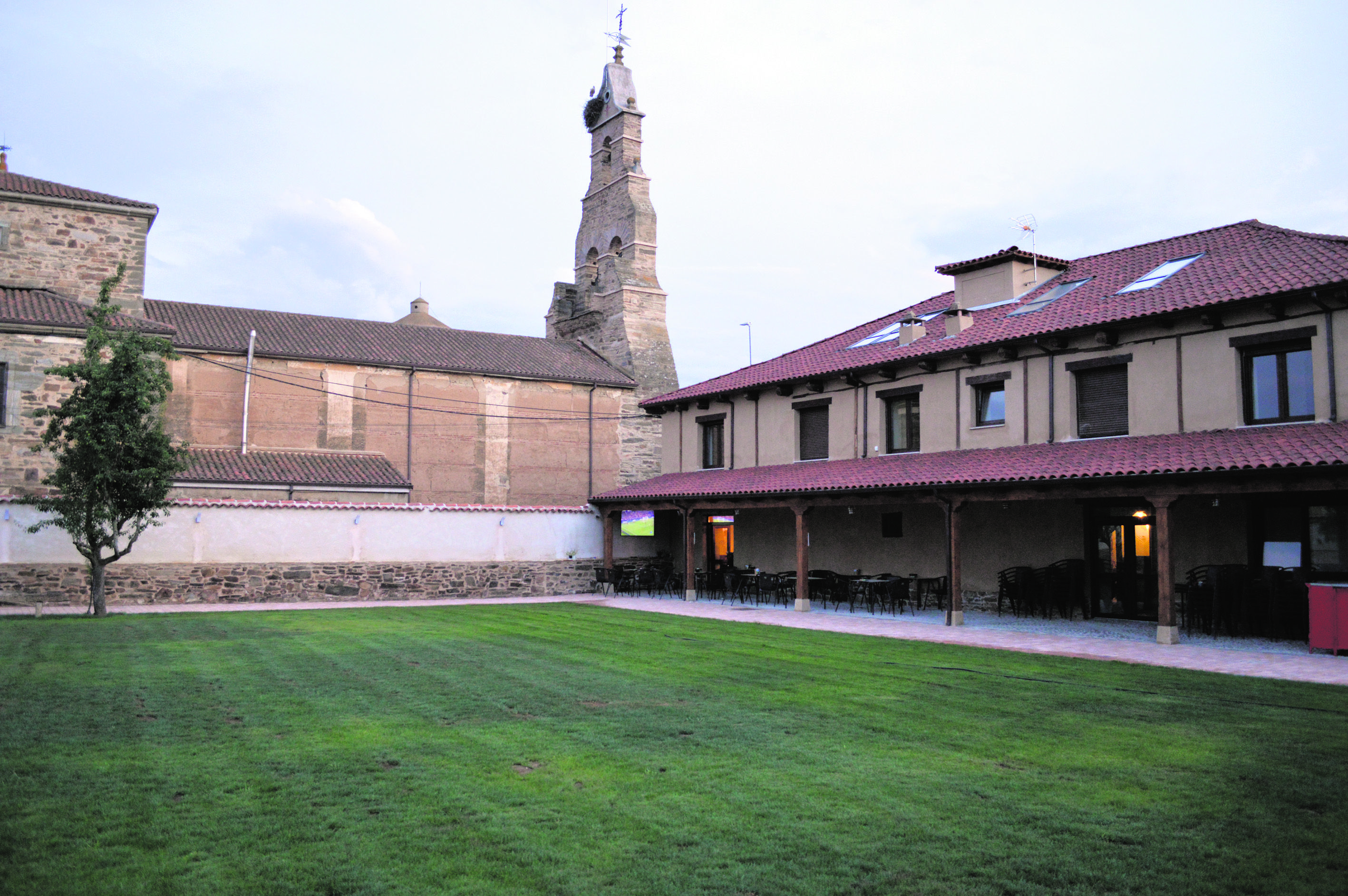 El jardín posterior de la nueva sede de Renacimiento Rural Leonés. | F.FERNÁNDEZ