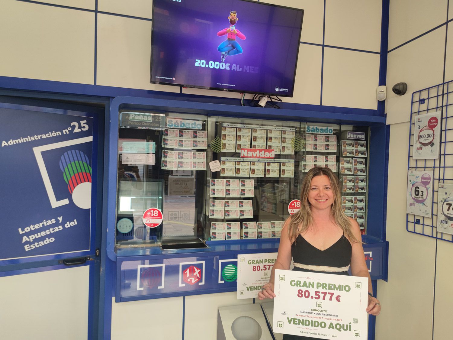 Responsable de la administración 'Perico Quinielas' posando con el premio. | L.N.C.