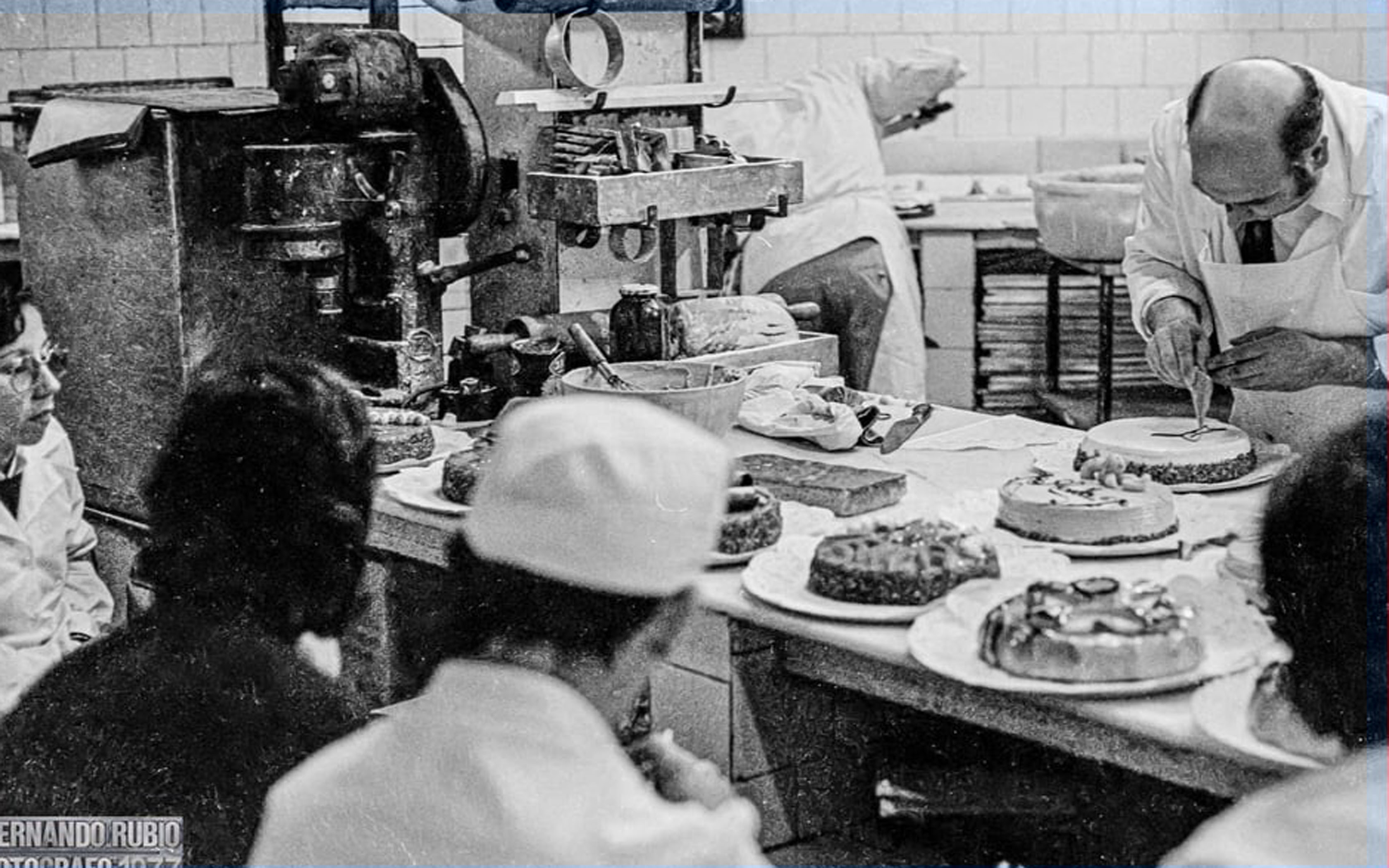 Santiago Pérez en plena faena de pastelero y en otra de sus facetas destacada, como formador de nuevas generaciones de reposteros. |FERNANDO RUBIO