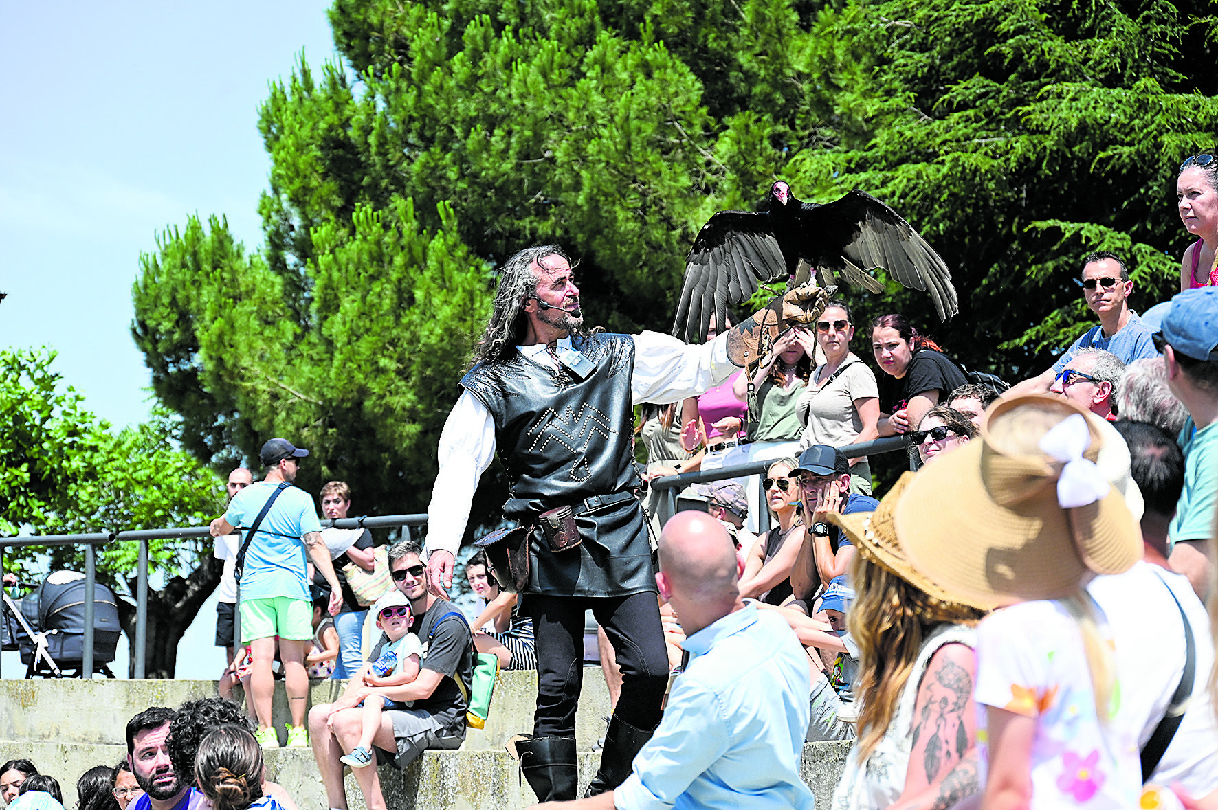 Una de las exhibiciones de cetrería del Mercado Medieval. | SAÚL ARÉN