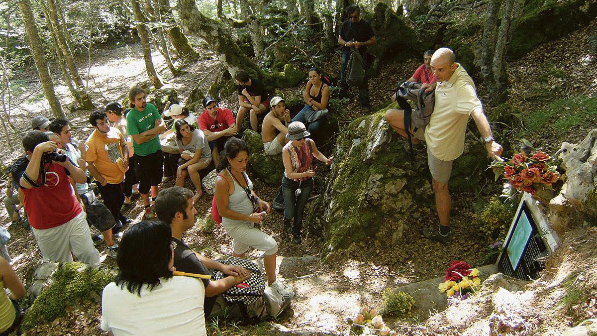 El profesor Javier Rodríguez en una de las salidas de campo en una edición anterior de los cursos.