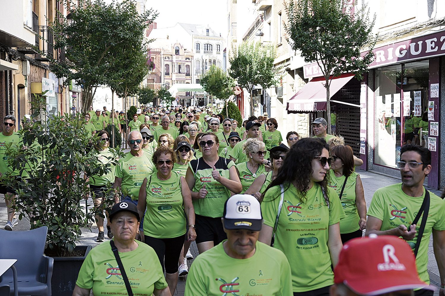 Miles de personas salieron este domingo a las calles de La Bañeza para apoyar un año más la Marcha de la Esperanza para la lucha contra el cáncer. |SAÚL ARÉNN