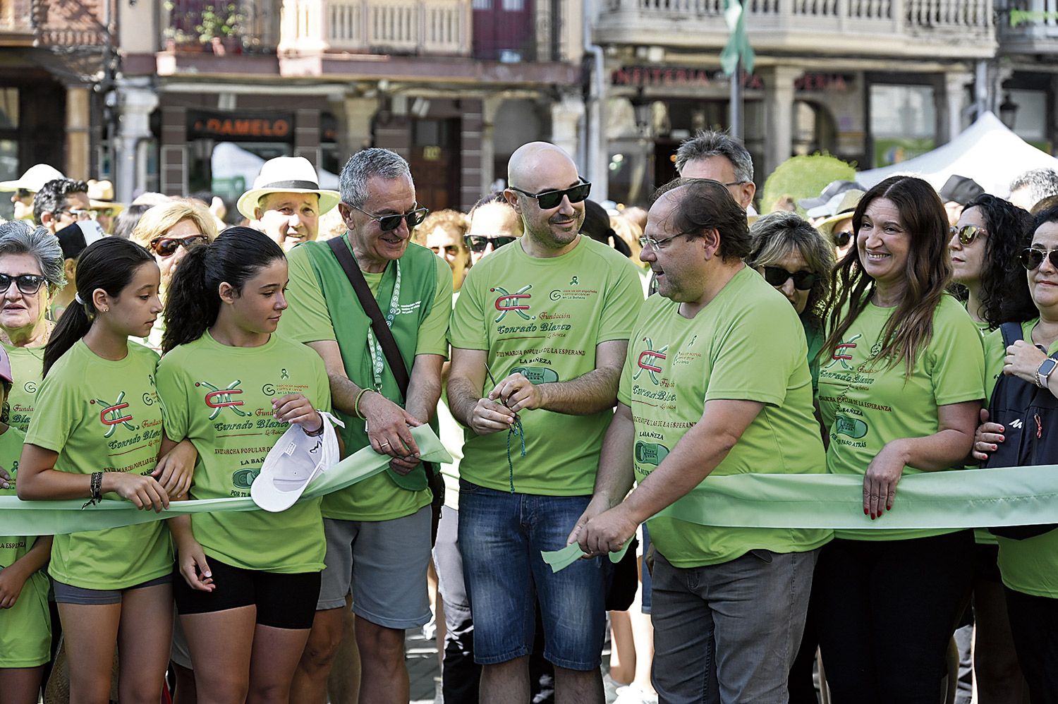 Corte de la cinta inaugural por parte del alcalde, Javier Carrera. | SAÚL ARÉN Corte de la cinta inaugural por parte del alcalde, Javier Carrera. | SAÚL ARÉN