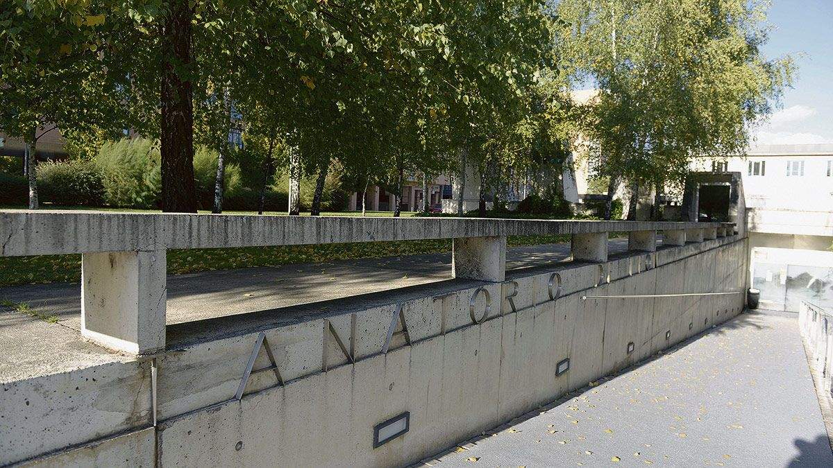 Acceso al tanatorio que Serfunle tiene en la avenida Peregrinos. | MAURICIO PEÑA
