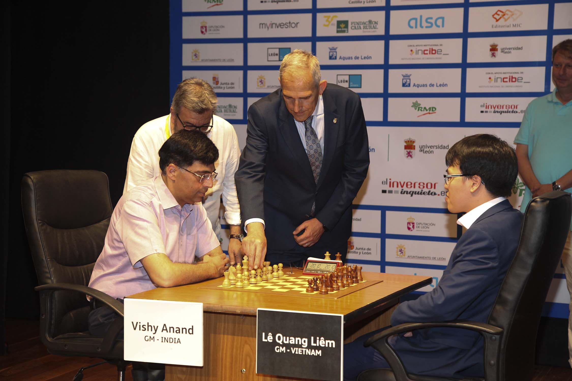 Imagen del saque de honor llevado a cabo por Vicente Canuria, concejal de Deportes del Ayuntamiento de León. |L.N.C.