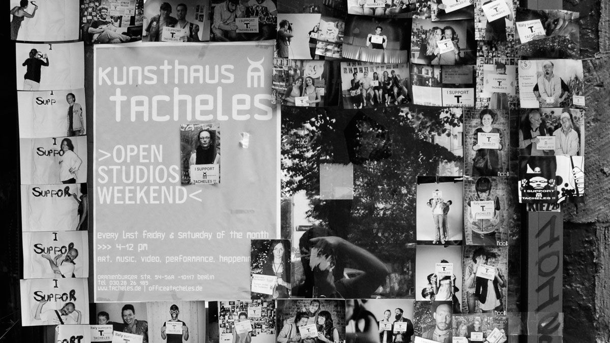 Fotos de apoyo para evitar el cierre del Tacheles, en Berlín, desalojado finalmente en 2012. | PABLO J. CASAL