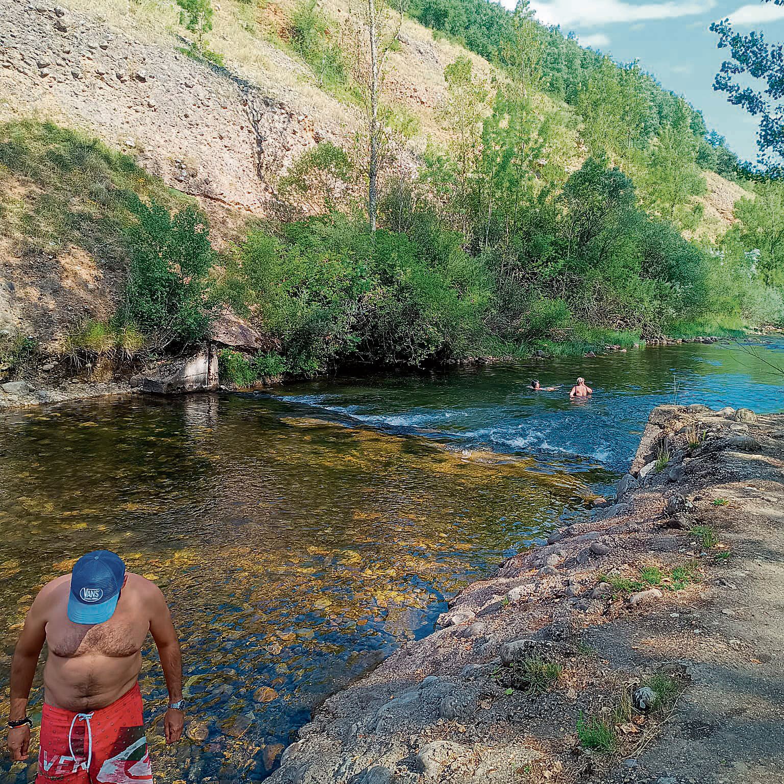 Actual estado que presenta la zona de baño de La Mata de Curueño. | L.N.C.