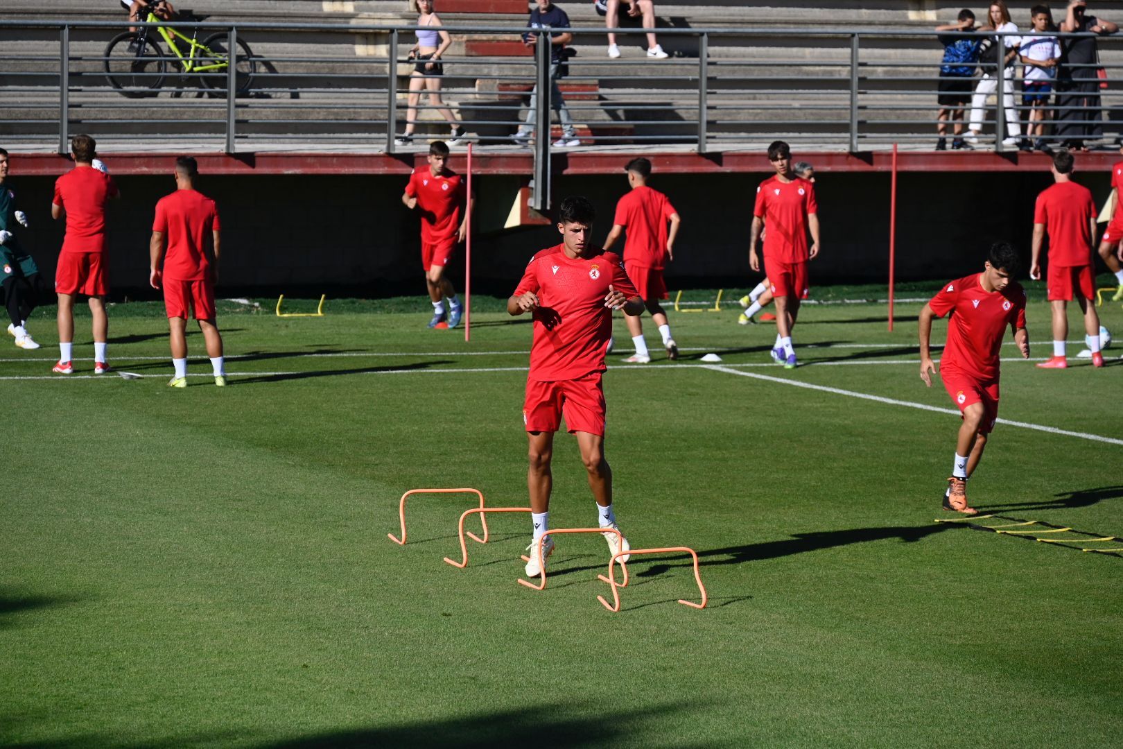 Natichu y Manzanera tambieén repasaron la situación del club y de la plantilla en el primer entrenamiento. SAÚL ARÉN