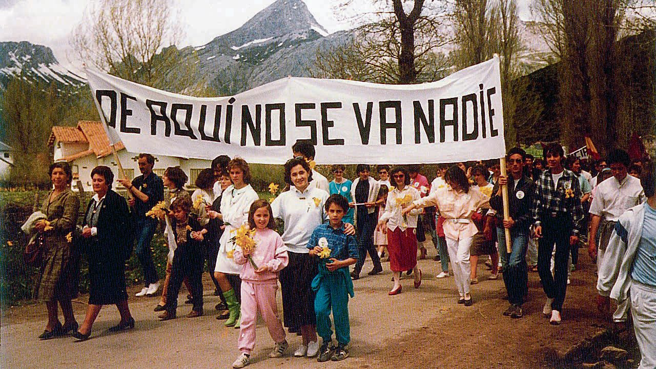 Una de las manifestaciones –la del capilote– anteriores a aquel fatídico 7 de julio de 1987 cuando comenzaron los derribos de las casas. | MAURICIO PEÑA