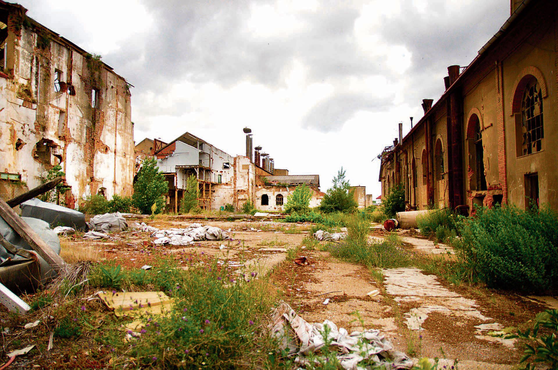 El estado actual de la azucarera deja entrever su glorioso pasado pero aún más su triste presente. | OLGA ORALLO