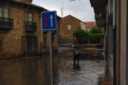 Estado de las calles de La Bañeza tras la fuerte tormenta del pasado viernes. | L.N.C.