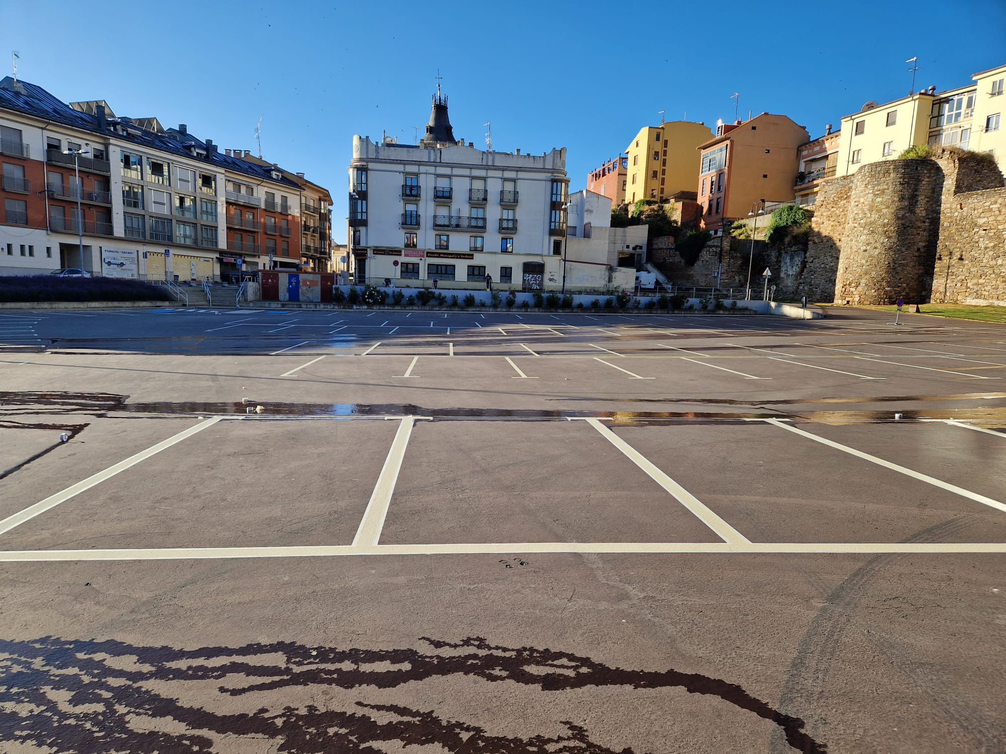 Parking del Melgar bien señalizado y pintado con 162 plazas disponibles. | L.N.C. Parking del Melgar bien señalizado y pintado con 162 plazas disponibles. | L.N.C.